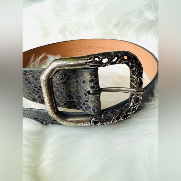 🇨🇦 Brave Leather Collection - Blue Leather with Silver - Picture 6 of 8